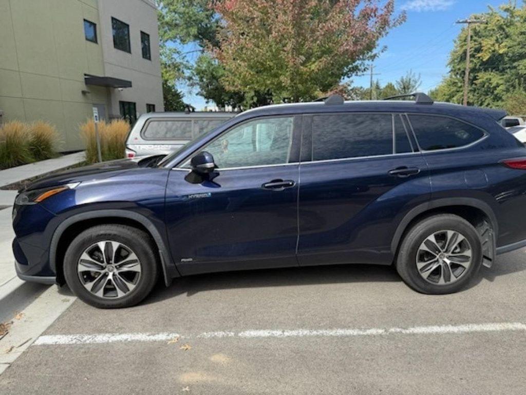used 2021 Toyota Highlander Hybrid car, priced at $32,500