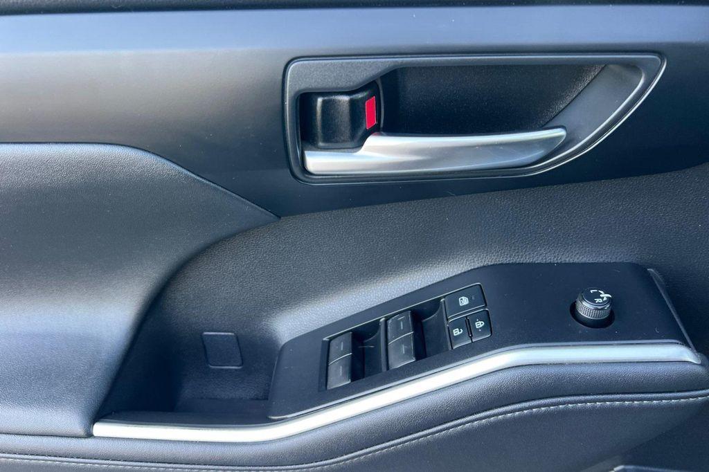 used 2021 Toyota Highlander Hybrid car, priced at $32,500