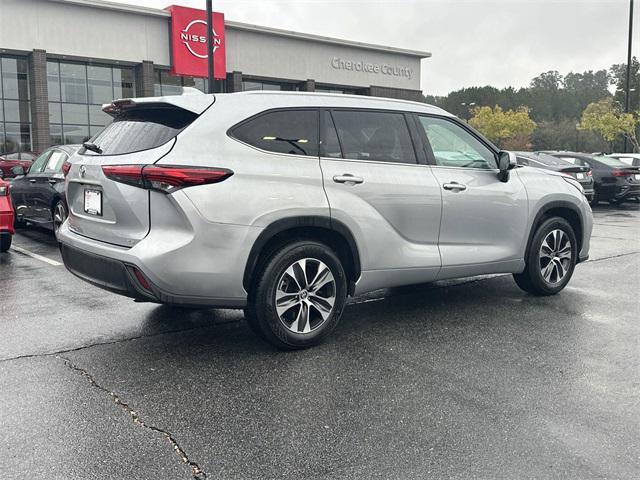 used 2022 Toyota Highlander car, priced at $35,411