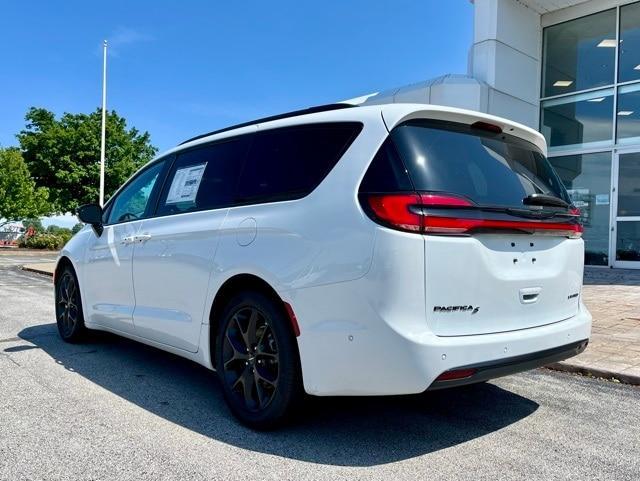 new 2024 Chrysler Pacifica car, priced at $50,114