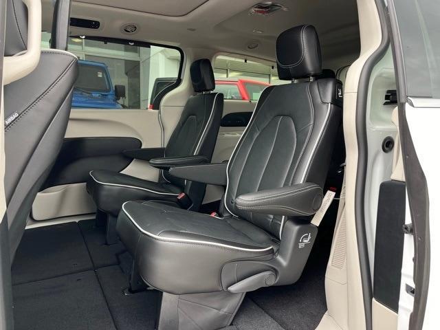 new 2024 Chrysler Pacifica car, priced at $47,611