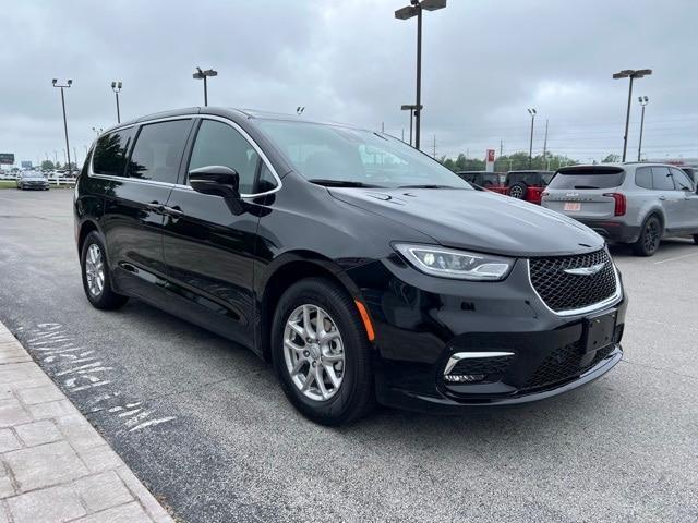 new 2025 Chrysler Pacifica car, priced at $42,427