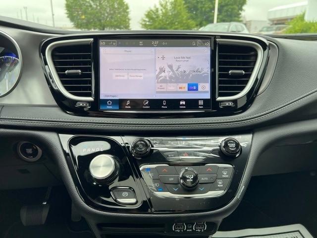 new 2025 Chrysler Pacifica car, priced at $42,427