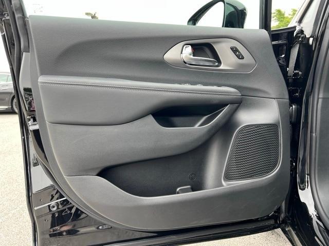 new 2025 Chrysler Pacifica car, priced at $42,427