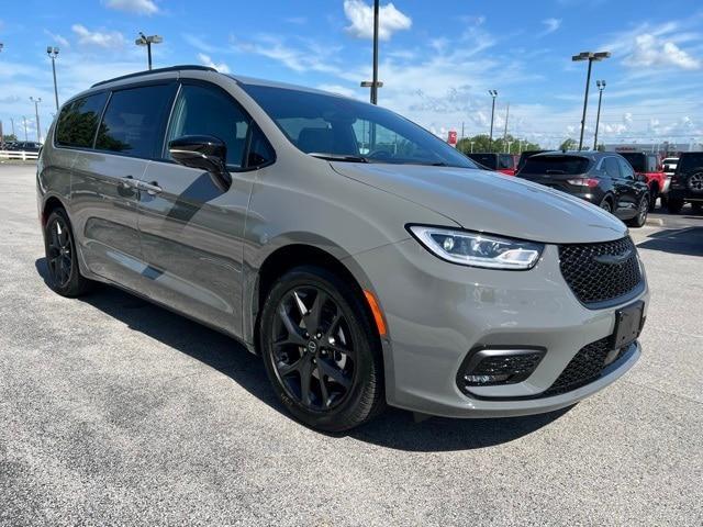 new 2025 Chrysler Pacifica car, priced at $47,406