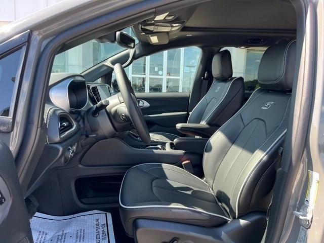 new 2025 Chrysler Pacifica car, priced at $47,406