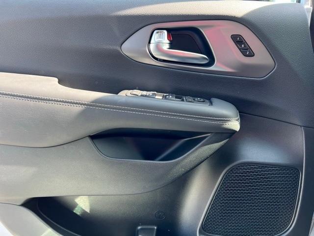 new 2025 Chrysler Pacifica car, priced at $41,953