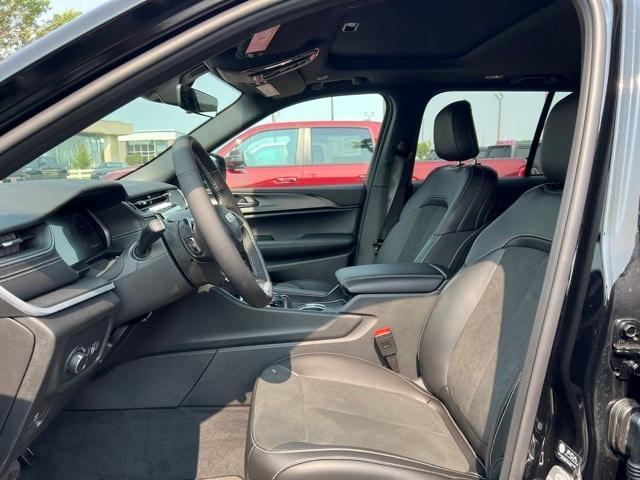 new 2025 Jeep Grand Cherokee car, priced at $40,855