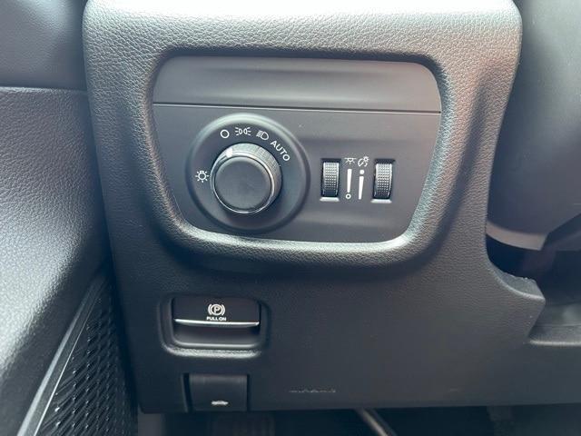 new 2025 Jeep Grand Cherokee car, priced at $40,855