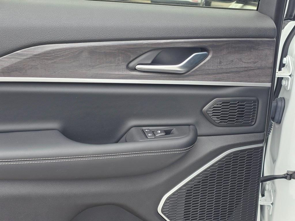 used 2022 Jeep Grand Cherokee car, priced at $31,799