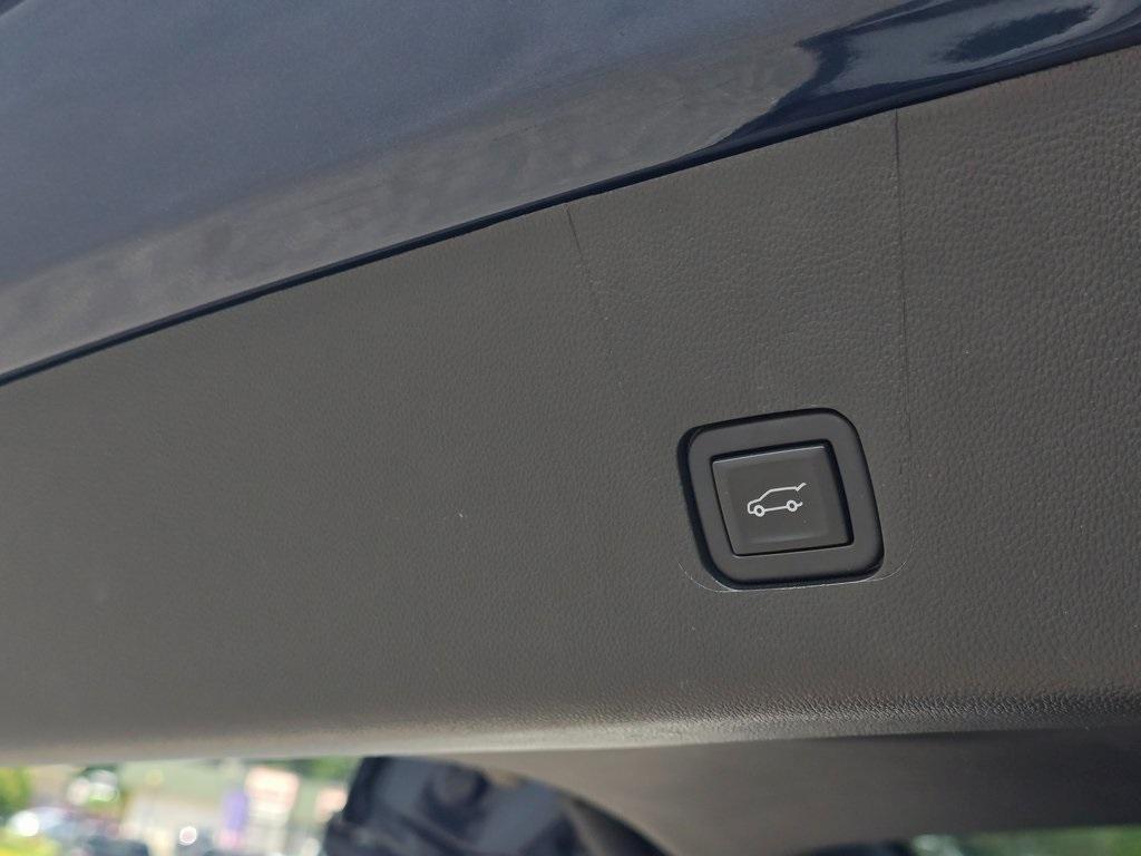 used 2023 Chevrolet Traverse car, priced at $32,999
