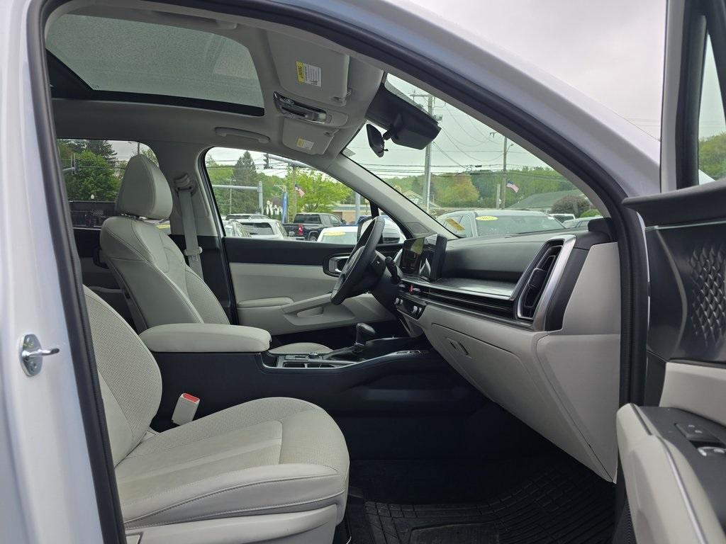 used 2024 Kia Sorento car, priced at $31,651