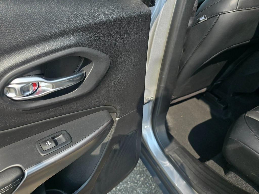 used 2022 Jeep Cherokee car, priced at $27,590
