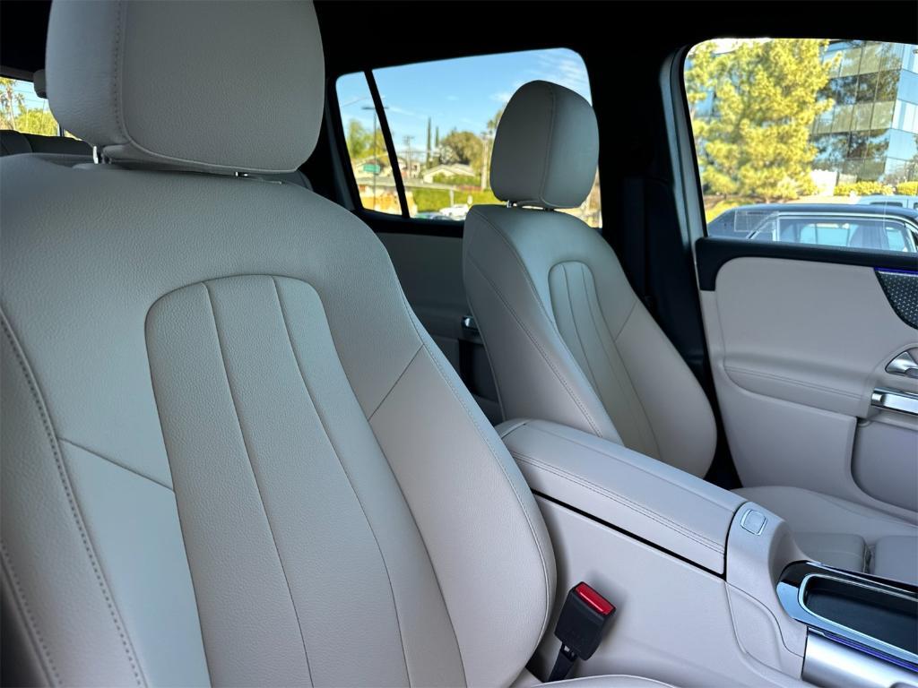 new 2025 Mercedes-Benz GLB 250 car, priced at $49,870