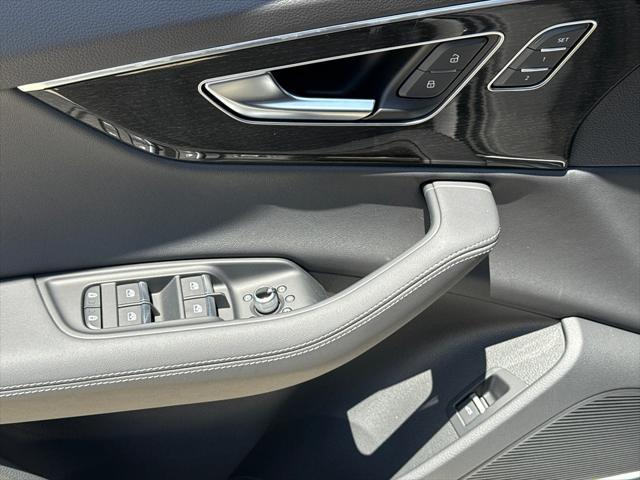 new 2025 Audi Q7 car, priced at $77,460