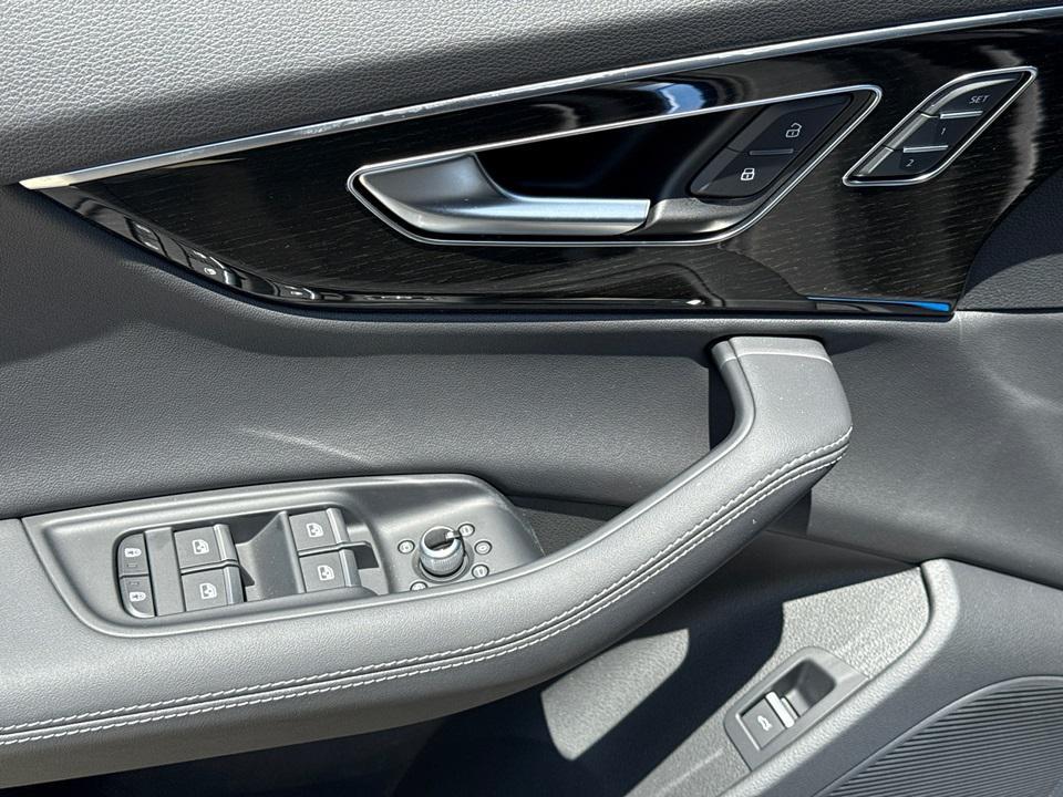 new 2025 Audi Q7 car, priced at $68,770