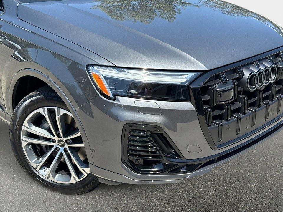 new 2025 Audi Q7 car, priced at $68,770