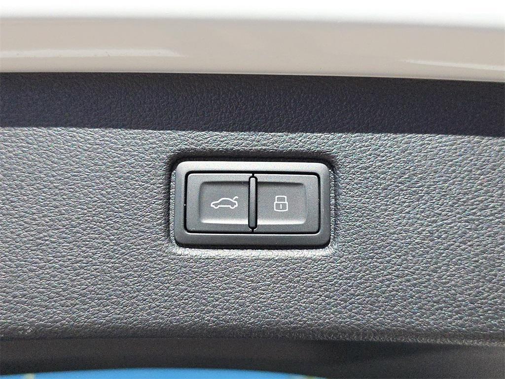 used 2025 Audi Q7 car, priced at $50,900