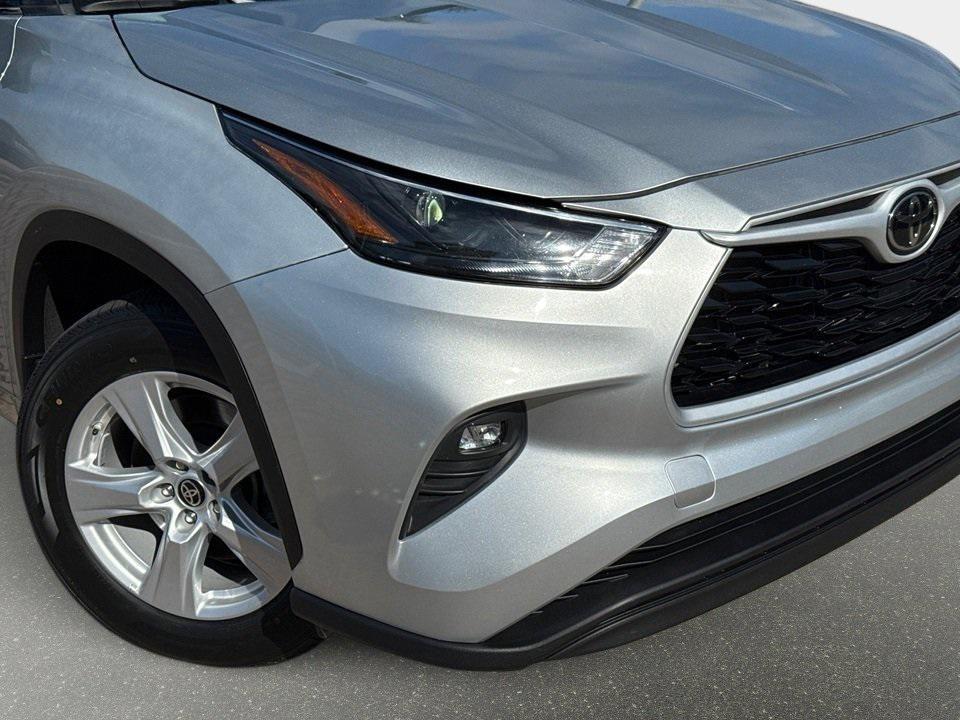 used 2024 Toyota Highlander car, priced at $32,400