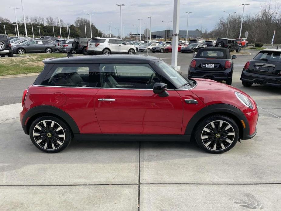 new 2024 MINI SE Hardtop car, priced at $35,220