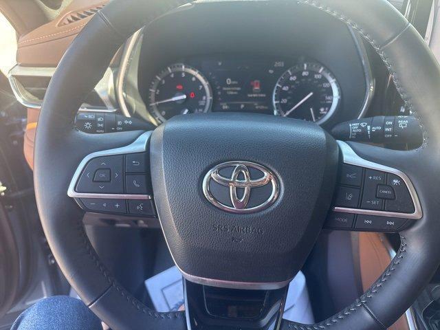 used 2022 Toyota Highlander car, priced at $39,725