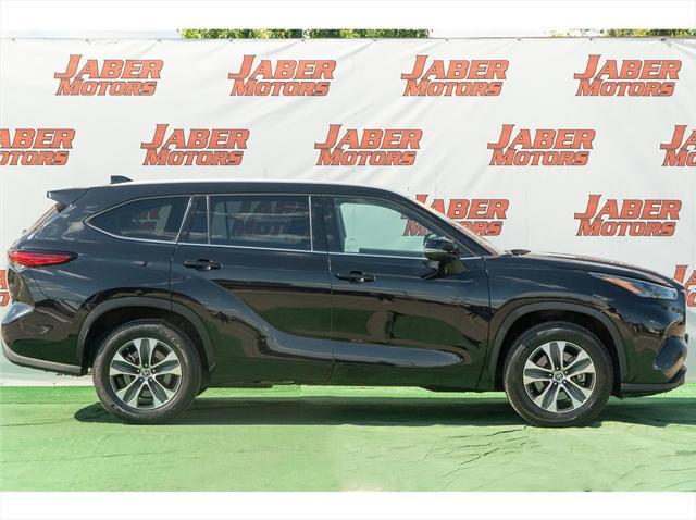 used 2022 Toyota Highlander car, priced at $33,999