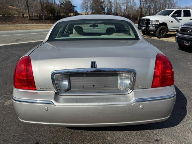 used 2004 Lincoln Town Car car, priced at $5,995