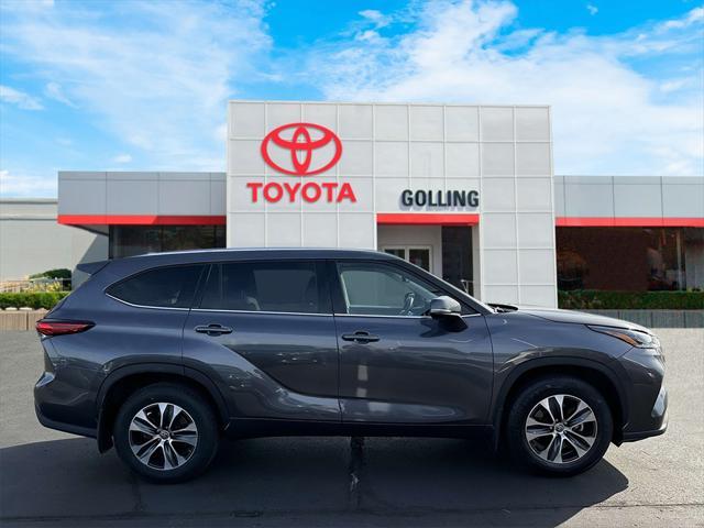 used 2021 Toyota Highlander car, priced at $31,400