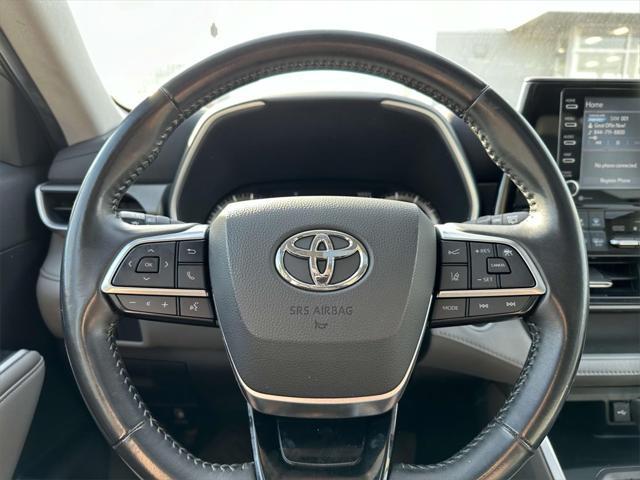 used 2021 Toyota Highlander car, priced at $31,400