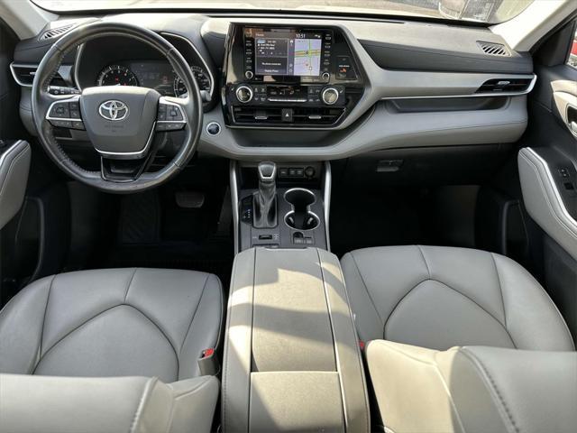 used 2021 Toyota Highlander car, priced at $31,400