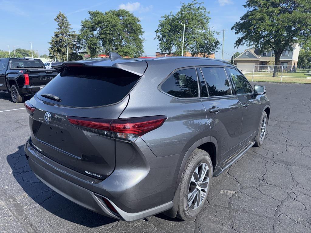 used 2020 Toyota Highlander car, priced at $27,999