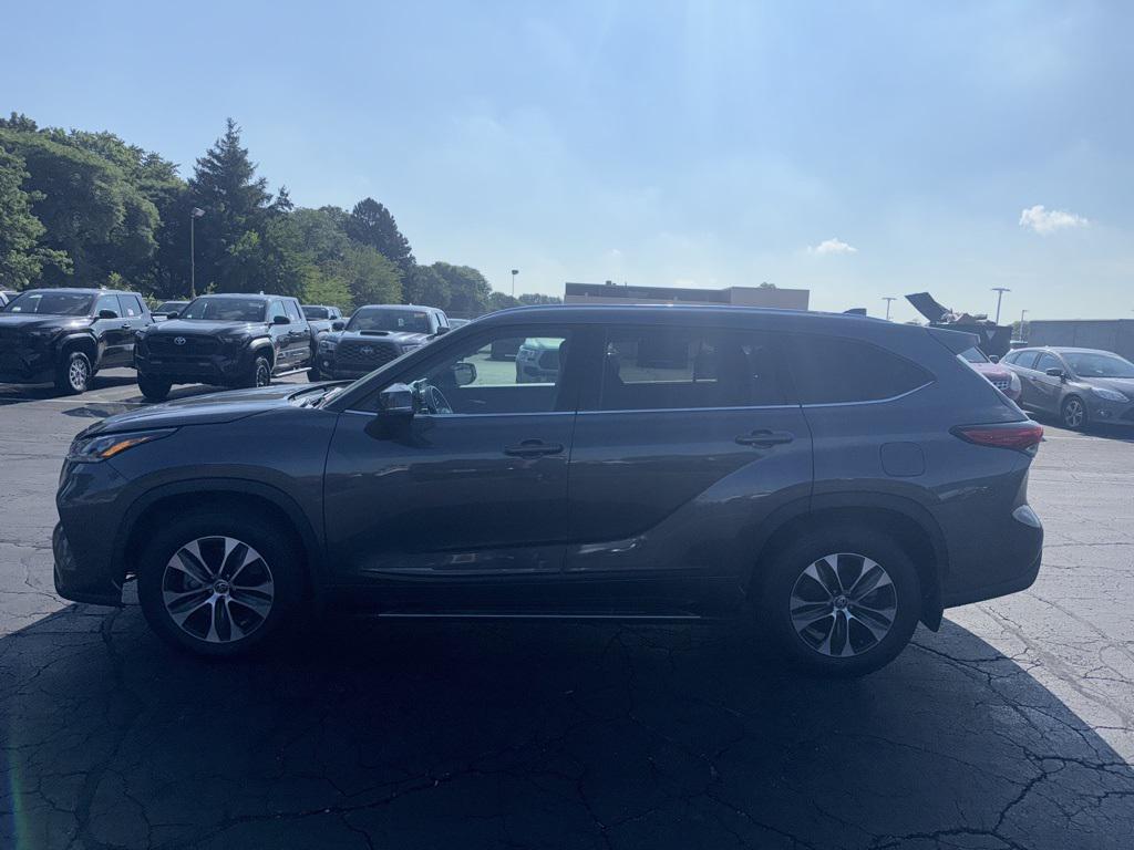 used 2020 Toyota Highlander car, priced at $27,999