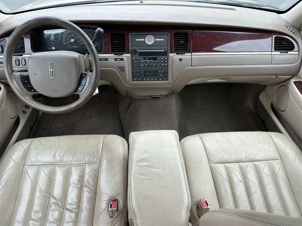 used 2005 Lincoln Town Car car, priced at $2,992