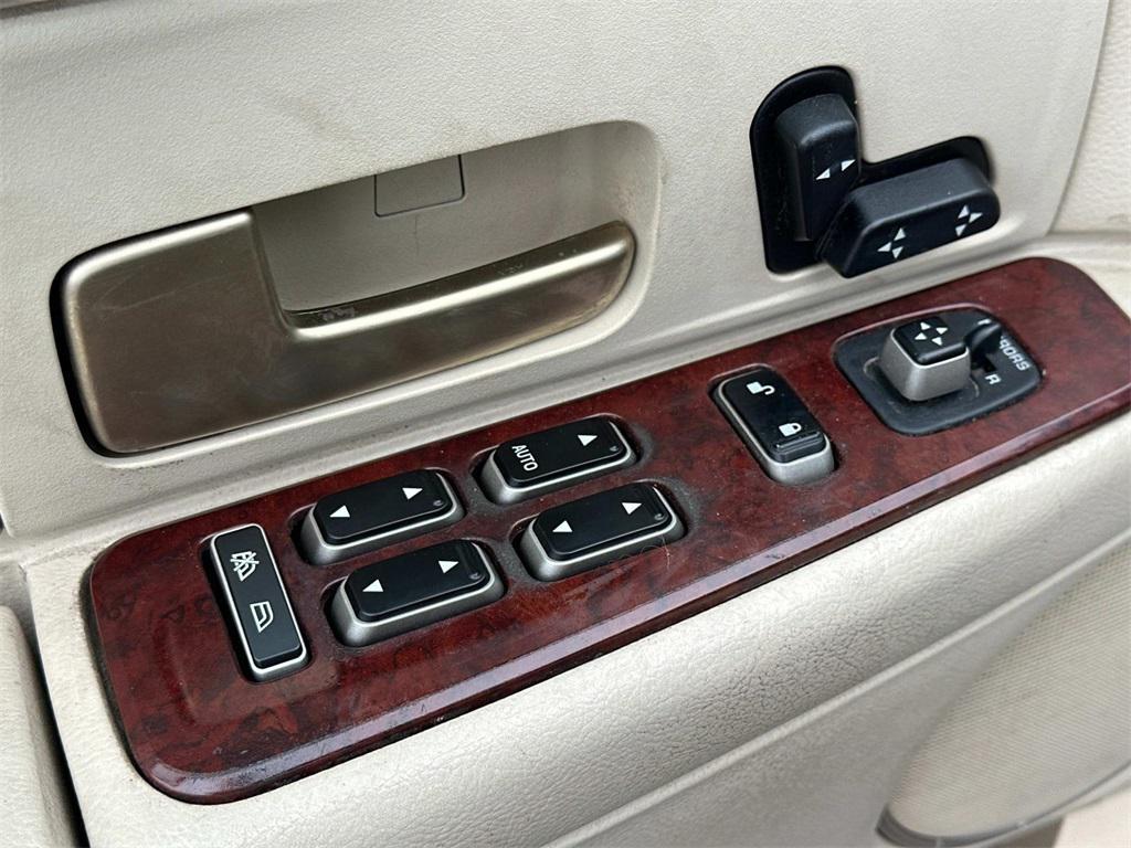 used 2005 Lincoln Town Car car, priced at $2,992