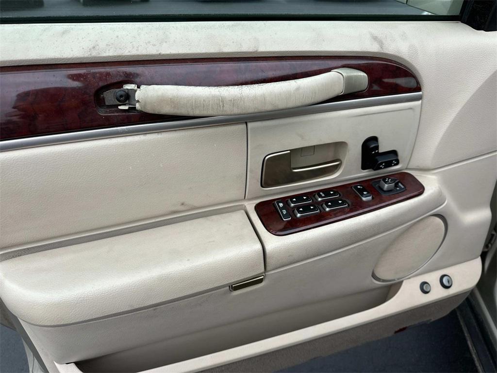 used 2005 Lincoln Town Car car, priced at $2,992