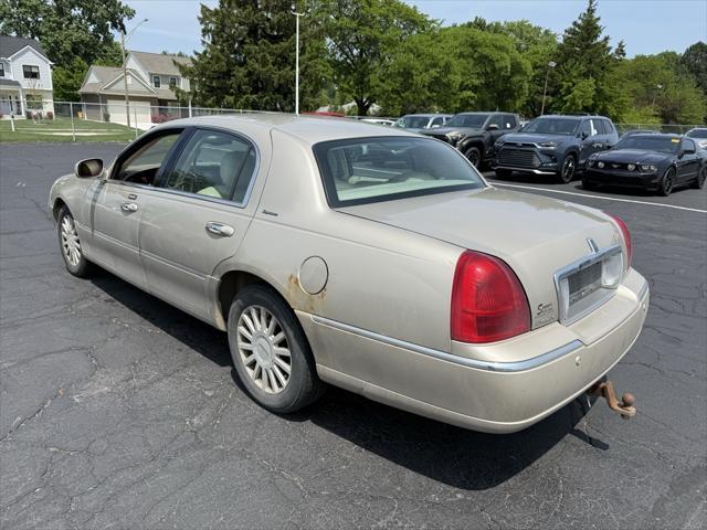 used 2005 Lincoln Town Car car, priced at $4,444
