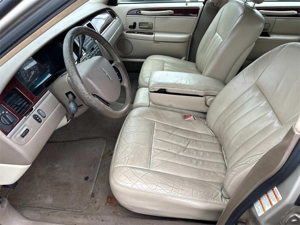 used 2005 Lincoln Town Car car, priced at $2,992