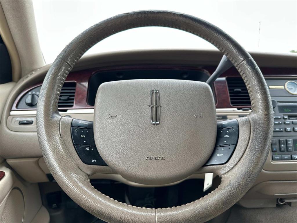 used 2005 Lincoln Town Car car, priced at $2,992