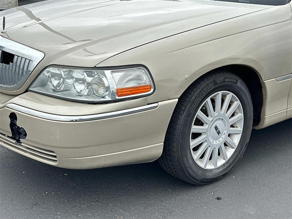used 2005 Lincoln Town Car car, priced at $2,992