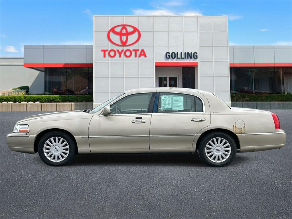 used 2005 Lincoln Town Car car, priced at $2,992