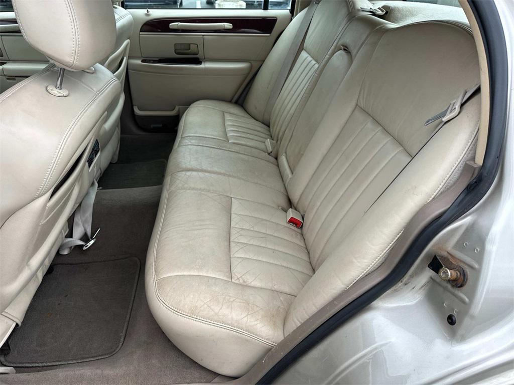used 2005 Lincoln Town Car car, priced at $2,992