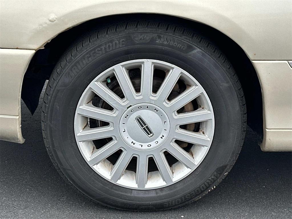 used 2005 Lincoln Town Car car, priced at $2,992