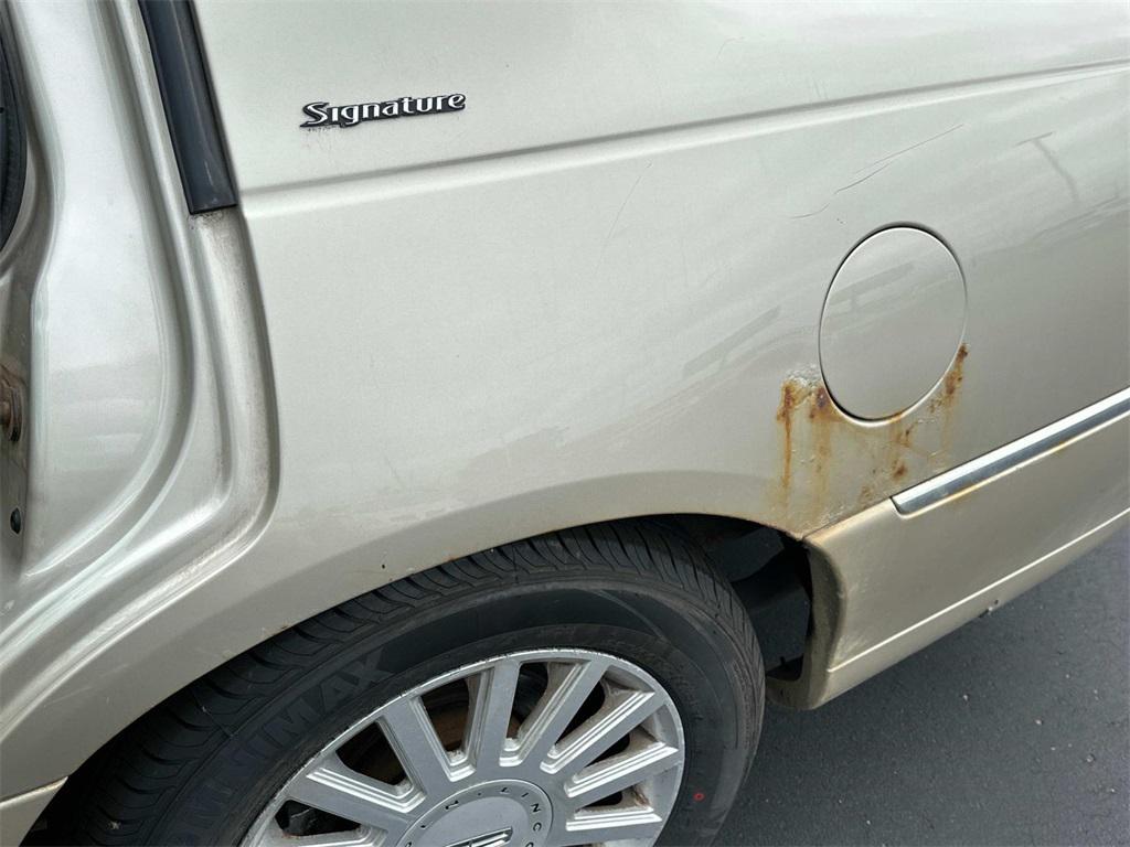 used 2005 Lincoln Town Car car, priced at $2,992