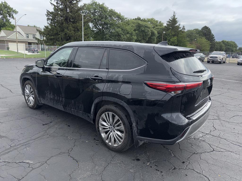 used 2022 Toyota Highlander car, priced at $43,000