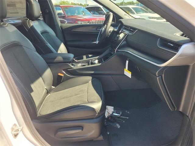 new 2025 Jeep Grand Cherokee car, priced at $40,120