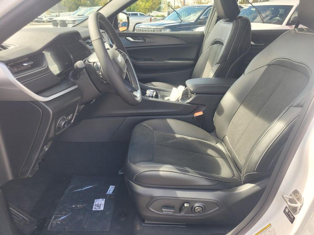 new 2025 Jeep Grand Cherokee car, priced at $40,663