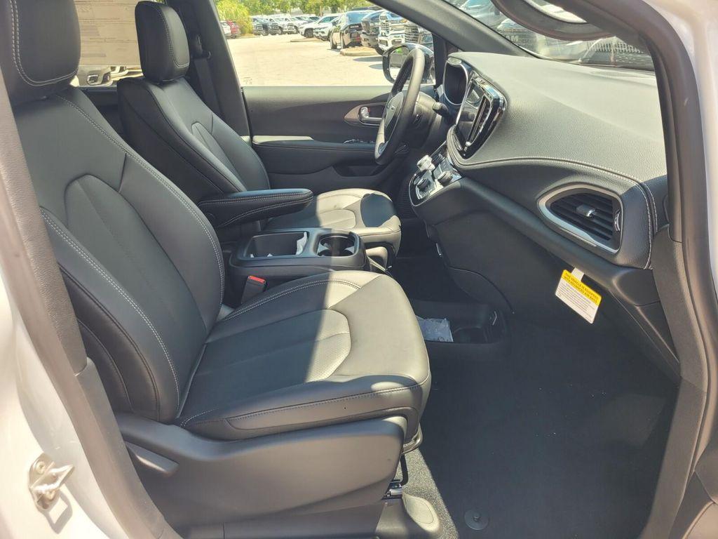new 2025 Chrysler Pacifica car, priced at $36,096