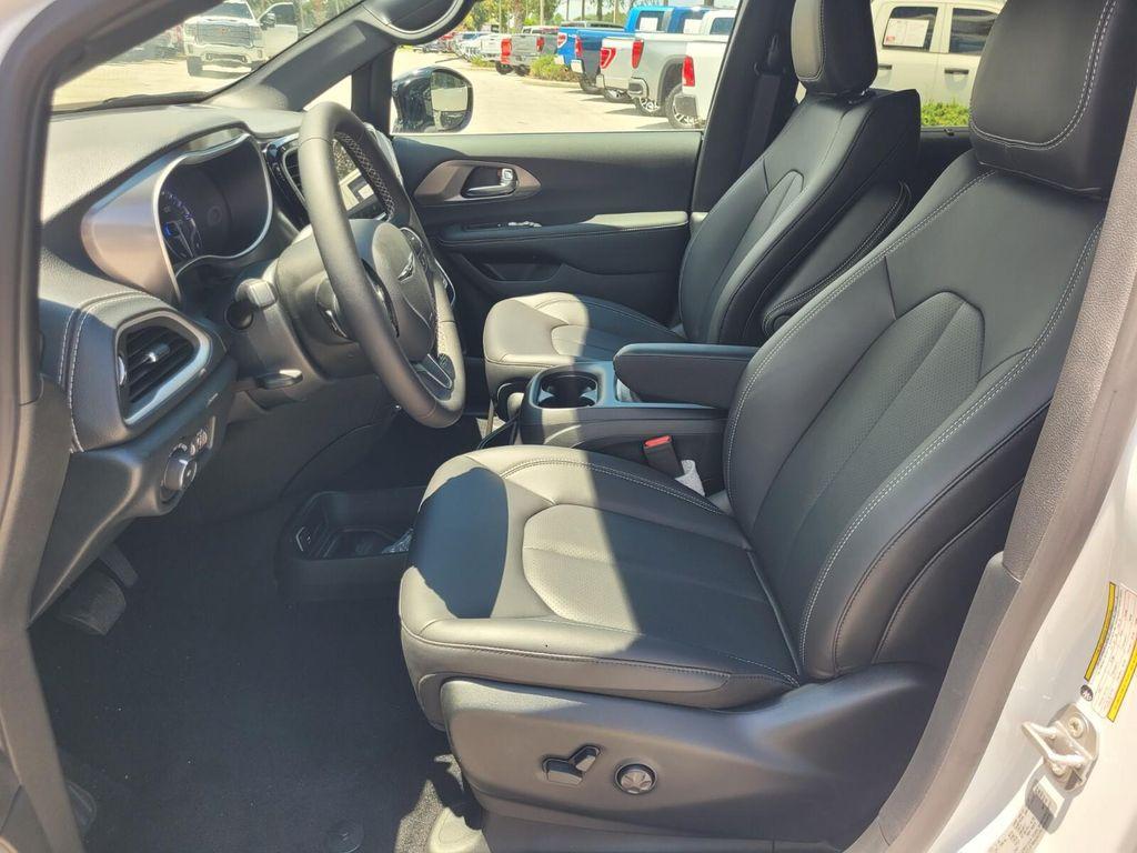 new 2025 Chrysler Pacifica car, priced at $36,096