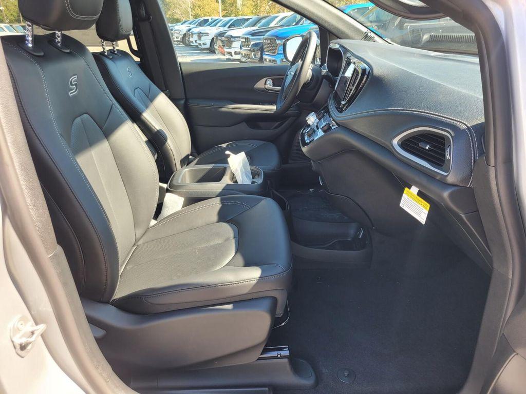 new 2026 Chrysler Pacifica car, priced at $42,417