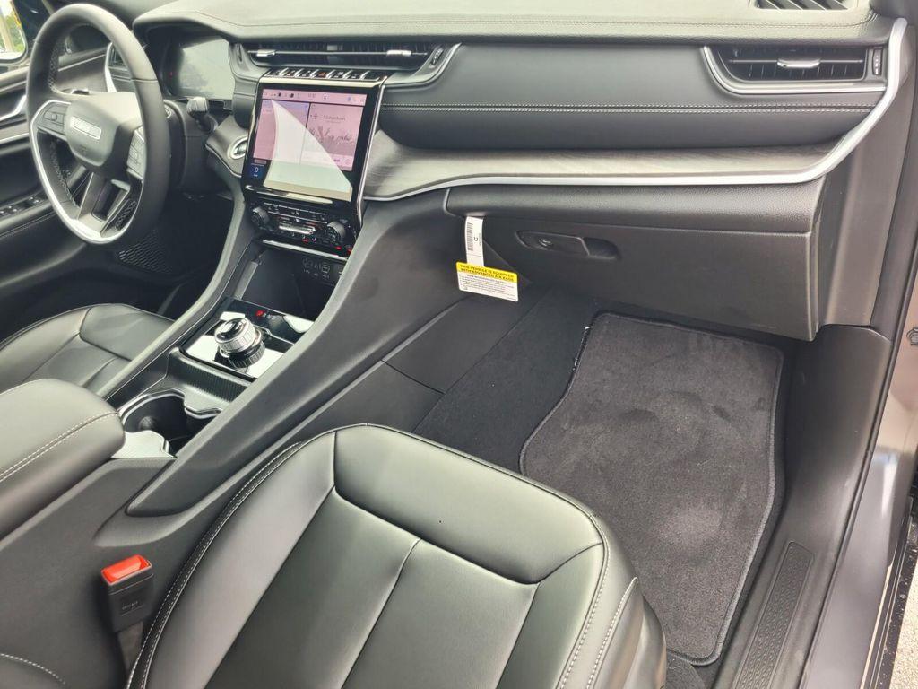 new 2025 Jeep Grand Cherokee car, priced at $41,992